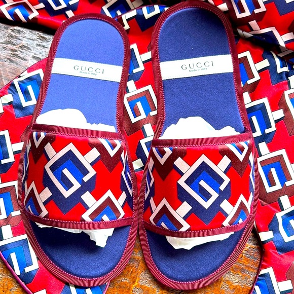 Gucci Geometric G Travel Slippers w/bag and Neck Pillow w/bag Like NEW Authentic - Picture 3 of 16